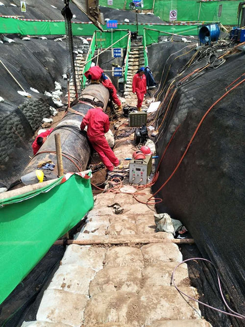 三聯磁電管道消磁-東北石油換管作業區-管道消磁機對管口消磁中 三聯磁電管道消磁-東北石油換管作業區-管道消磁機對管口消磁中